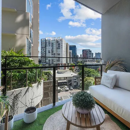Luxury 2 Bed 2 Bath Parking Pool Gym & Sauna *