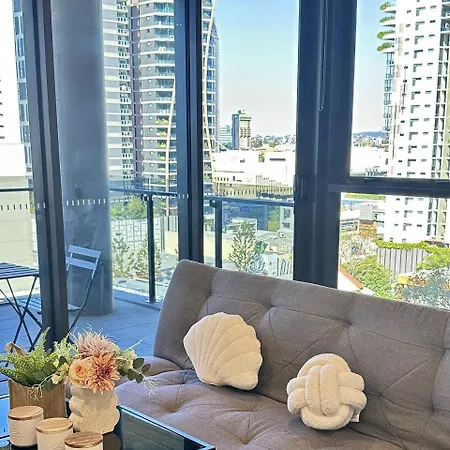 Modern Vibrant - 1 Bedroom Pool Gym Sauna Brisbane