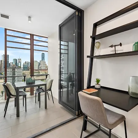 Sunny, & Modern With Breathtaking Views! Apartment *