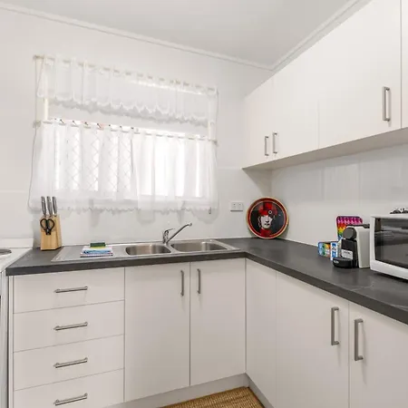 Peaceful 1-bed In Kedron With Parking