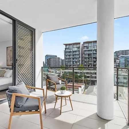 Bright & Spacious 1br With Balcony & Car Park! Apartment