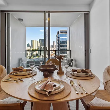 St With Story Bridge Views, Pool & Free Parking Brisbane