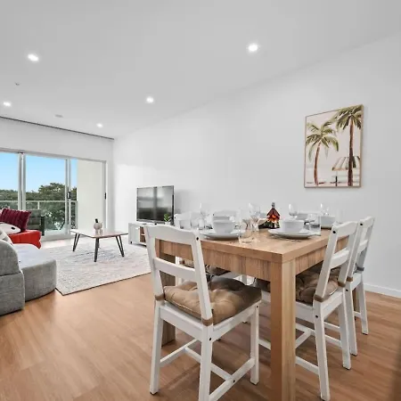Across From Train And Bus Station Pool Gym And View Apartment *