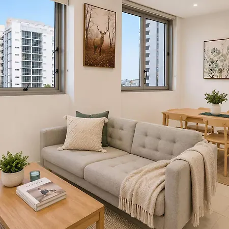 View 2-bed Fortitude Valley Apartment *