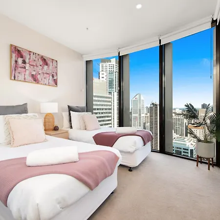 Inspired Serenity With River Views, Fast Wifi, Carpark, Gym, Rooftop Pool