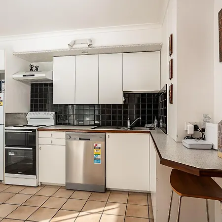 Mid-century Kangaroo Point - 1br Apartment, Walk To Cbd, River & The Gabba Apartment *