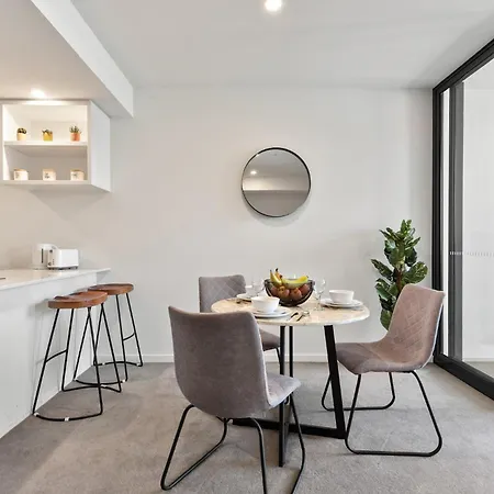 Apartment King Bed, Views, Car Park & Perfect Location! *