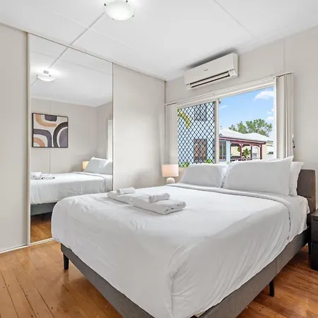 Quiet & Leafy 1br With Parking, Balcony & Wi-fi *