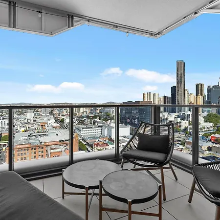 Apartment Luxe 3br With Stunning Views, Parking And Pool