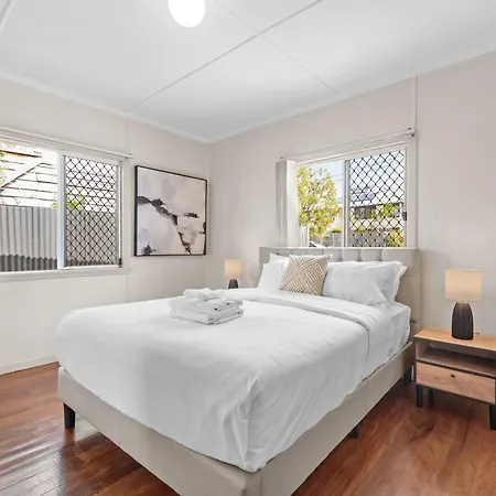 Cozy & Comfy 2br W/ Parking, Balcony & Wi-fi * Brisbane