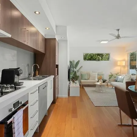 Bulimba Apartment - Ferry Access - Near Oxford St - Sleeps 8 - Baby & Work Ready Brisbane