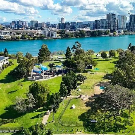 Bulimba Apartment - Ferry Access - Near Oxford St - Sleeps 8 - Baby & Work Ready * Brisbane