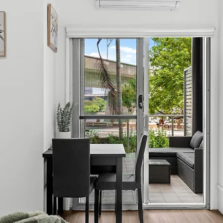 Bright With River View, Pool, Gym & Balcony Apartment *