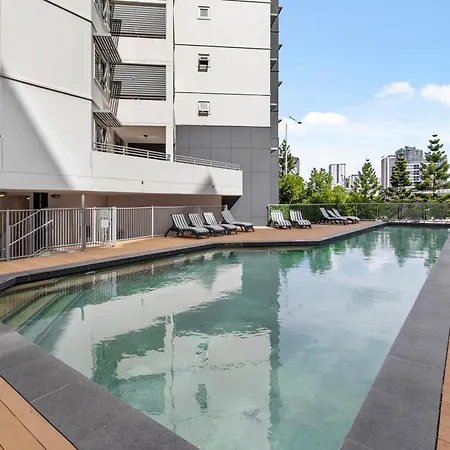 Bright With River View, Pool, Gym & Balcony *
