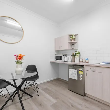 Spacious Cbd - Short Walk To Hospitals Apartment *