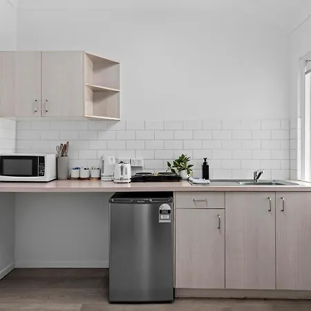 Spacious And Cozy - Short Walk To Hospital Apartment