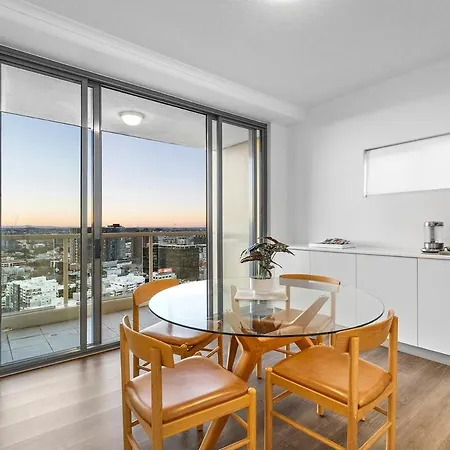 Penthouse Style - Story Bridge Views - Sleeps 8 - Baby Friendly *