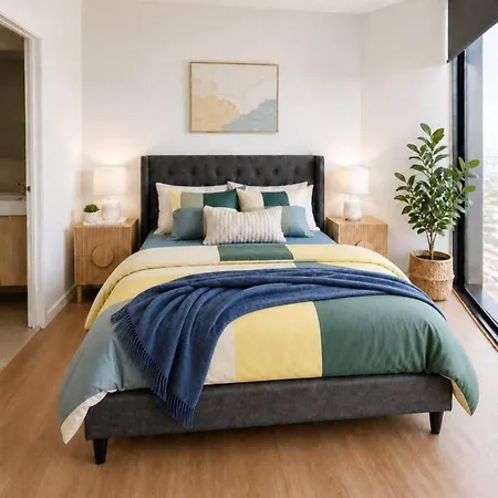 Apartment 550 Queen St. *