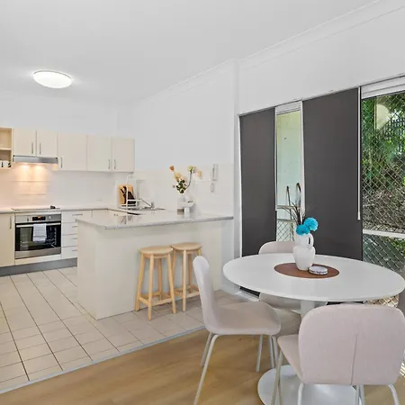 2br 2ba Indooroopilly-walk To Shops & Bus Apartment *