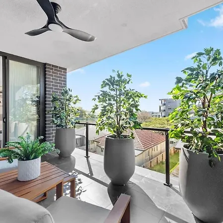Sophisticated Elegance - 2bed-2bath-2car-balcony