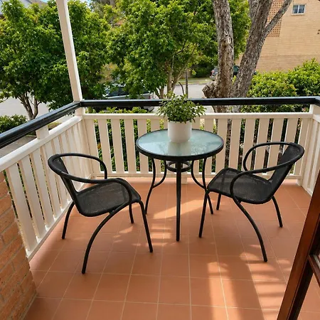 Upmarket Queen & Bath, Renovated, Quiet, Airport 10 Min - Shared Accomm Apartment