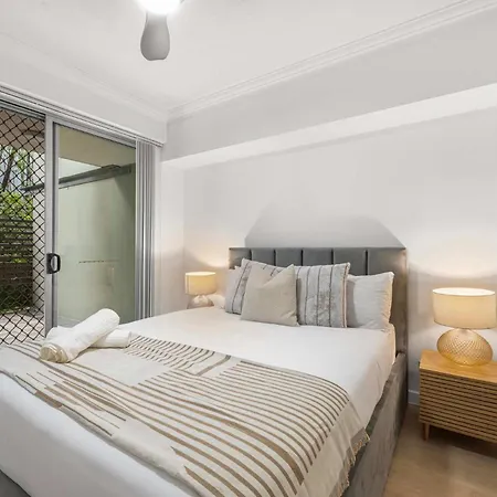 Apartment The Mews Bowen Hills - Spacious 3-bedroom With Pool & Parking