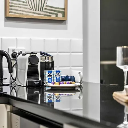 Stylish 2 Bed 2 Bath Balcony Parking Pool & Gym * Brisbane