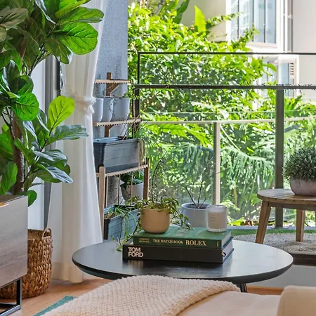 Apartment Luxury 2 Bed 2 Bath Parking Pool Gym & Sauna Brisbane