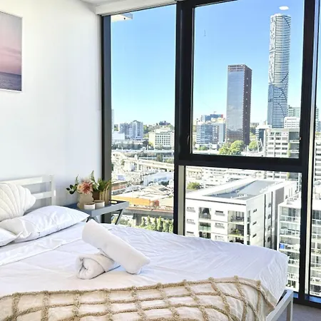 Modern Vibrant - 1 Bedroom Pool Gym Sauna Apartment