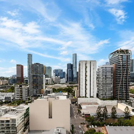 Level 22 Skyline Views With Sauna, Gym, Pool And Free Parking *