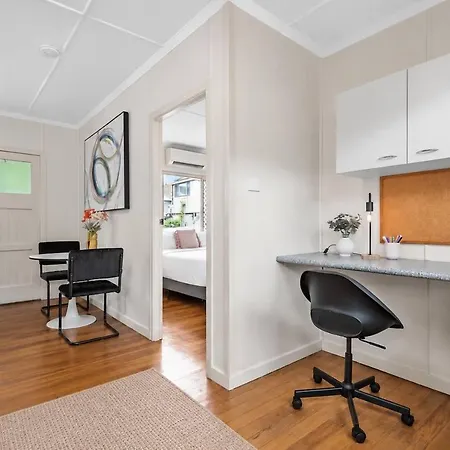 Homely And Warm With Parking, Wifi And Study Desk Apartment Brisbane