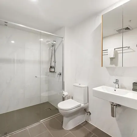 Sunny, & Modern With Breathtaking Views! Brisbane