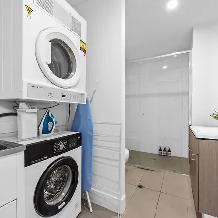Bright & Spacious 1br With Balcony & Car Park! Brisbane