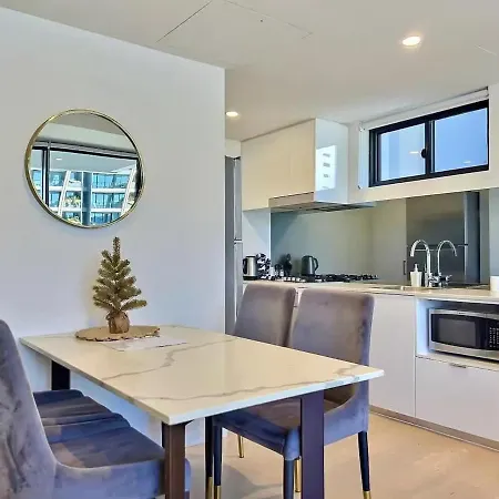 Apartment Convenient To Urban Living By Private Host