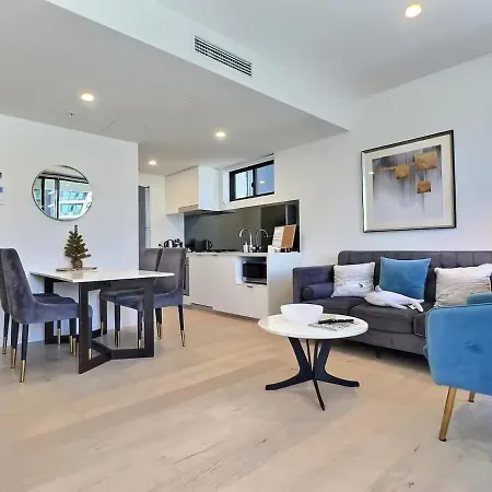 Apartment Convenient To Urban Living By Private Host *