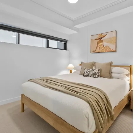 St With Story Bridge Views, Pool & Free Parking Apartment