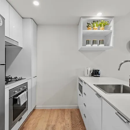 Apartment Views & Amazing Location! Free Parking & Wifi *