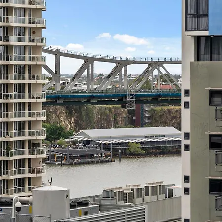 Modern 2br With River Views, Rooftop Pool, Parking Brisbane