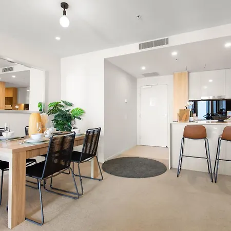 Inspired Serenity With River Views, Fast Wifi, Carpark, Gym, Rooftop Pool Apartment *