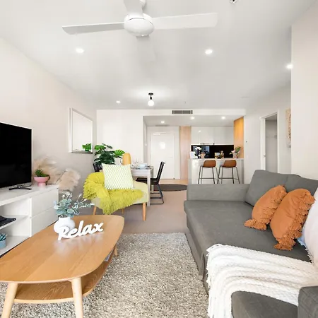 Inspired Serenity With River Views, Fast Wifi, Carpark, Gym, Rooftop Pool