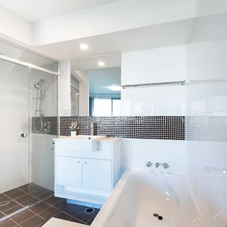Spacious Riverside 2br Cbd Parking Pool & Gym