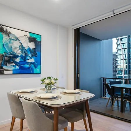 Apartment Urban Escape: Great Location W/ Cityscape