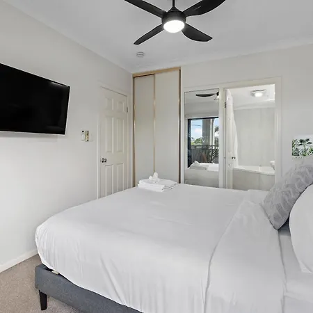 Bright 2br With Parking, Balcony & Wifi Apartment