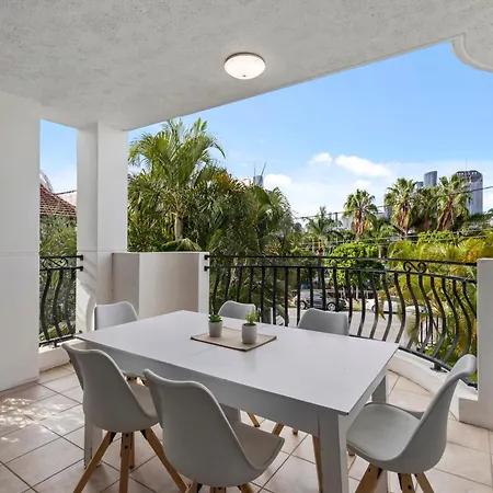 Apartment Bright 2br With Parking, Balcony & Wifi
