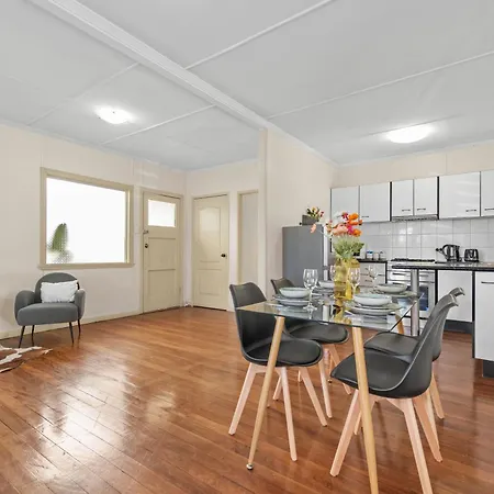 Cozy & Comfy 2br W/ Parking, Balcony & Wi-fi Brisbane