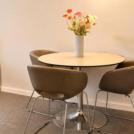 Queen Street Cbd With Balcony And Amenities C48 Apartment
