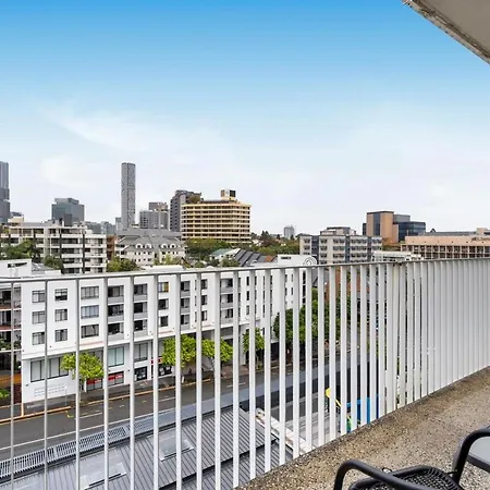 Two Bedroom Retreat With Pool, Gym And Parking Apartment *