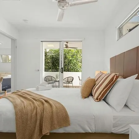Bulimba Apartment - Ferry Access - Near Oxford St - Sleeps 8 - Baby & Work Ready Apartment Brisbane
