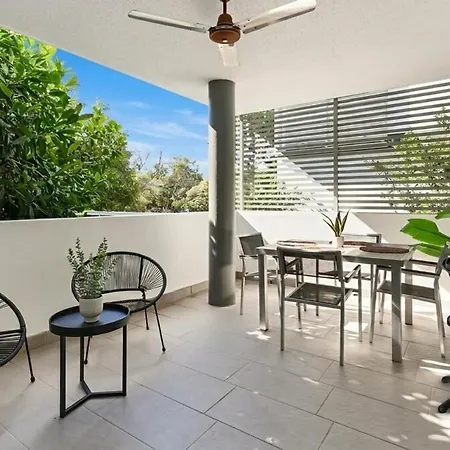 Bulimba Apartment - Ferry Access - Near Oxford St - Sleeps 8 - Baby & Work Ready * Brisbane