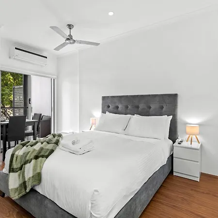Apartment Bright With River View, Pool, Gym & Balcony